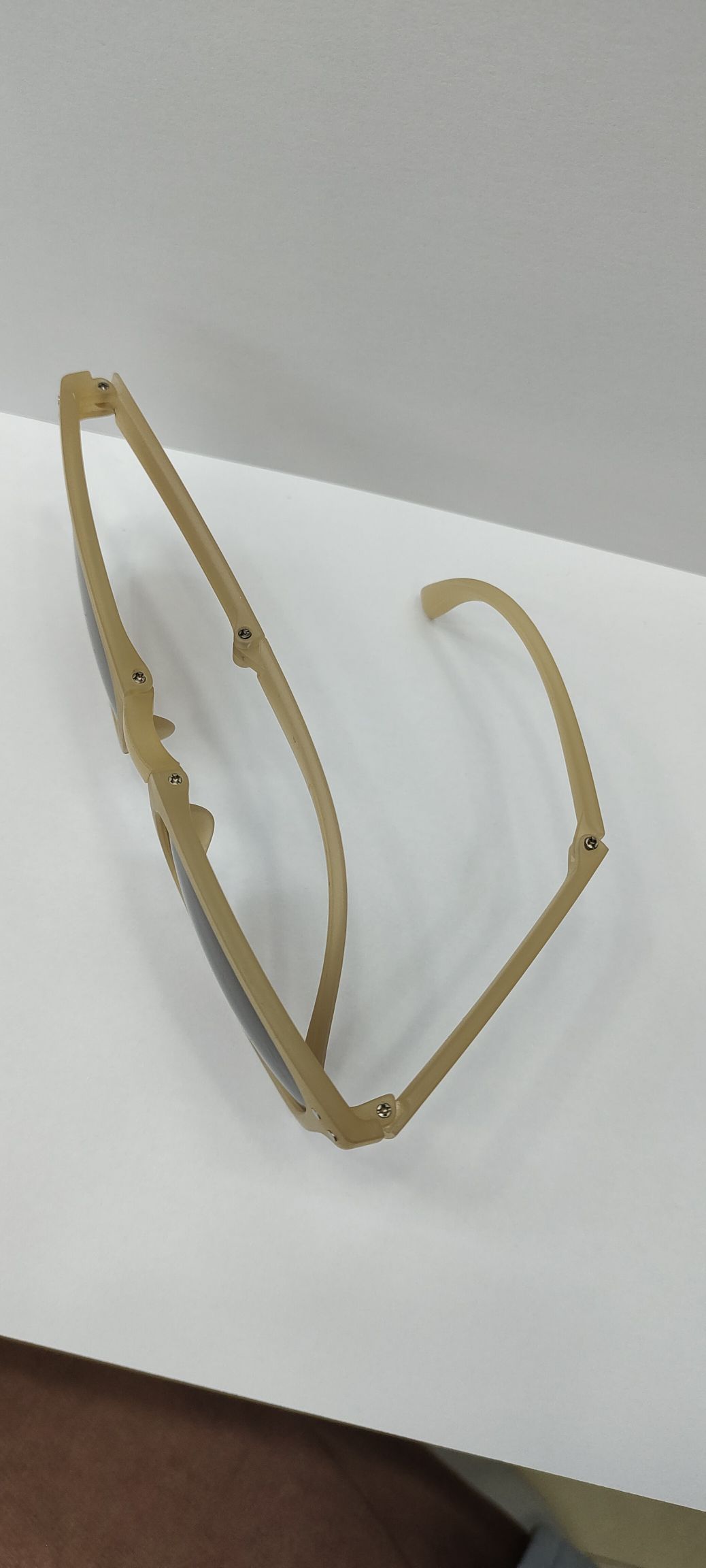 وهي تطوي النظارات الشمسية بأسفل، detail image 3