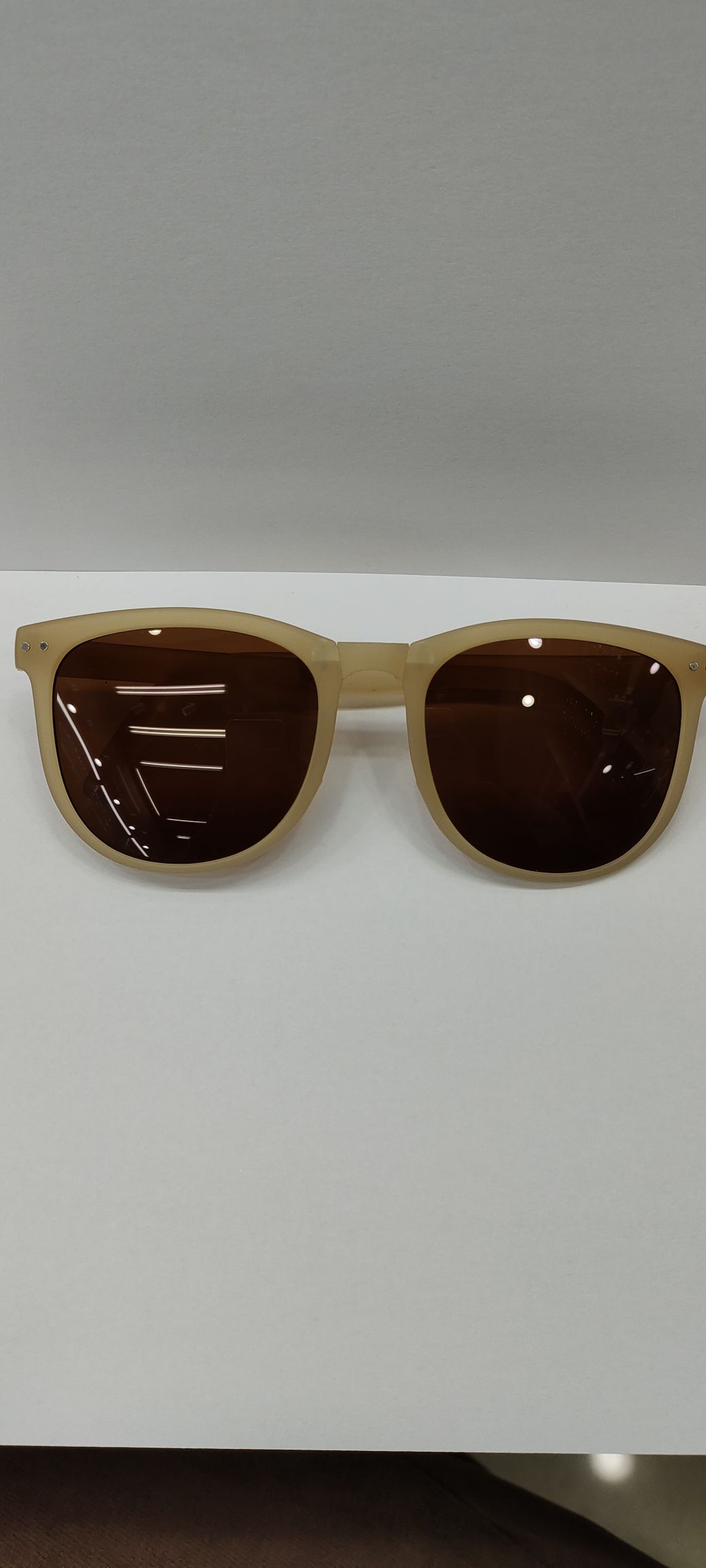 وهي تطوي النظارات الشمسية بأسفل، Specification image