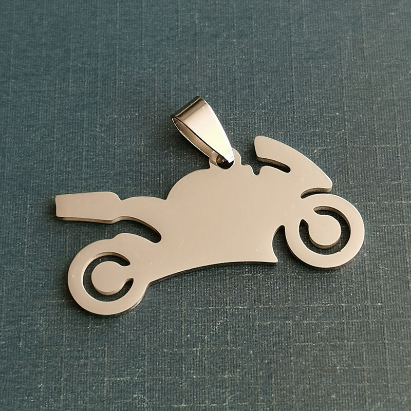 Motorcycle stainless steel pendant, sweater chain, trendy men's silver-white motorcycle chain, titanium steel necklace wholesale