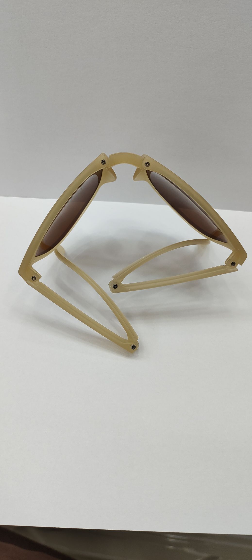 وهي تطوي النظارات الشمسية بأسفل، detail image 2