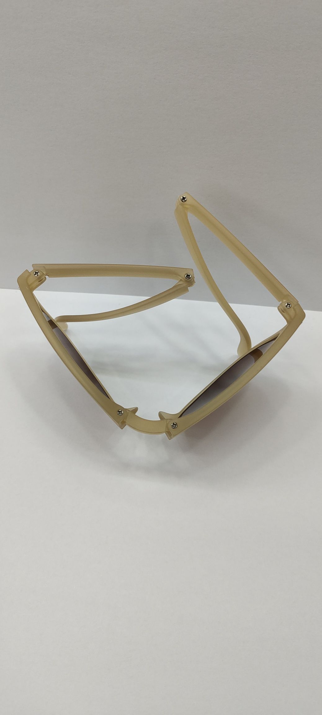 وهي تطوي النظارات الشمسية بأسفل، detail image 1