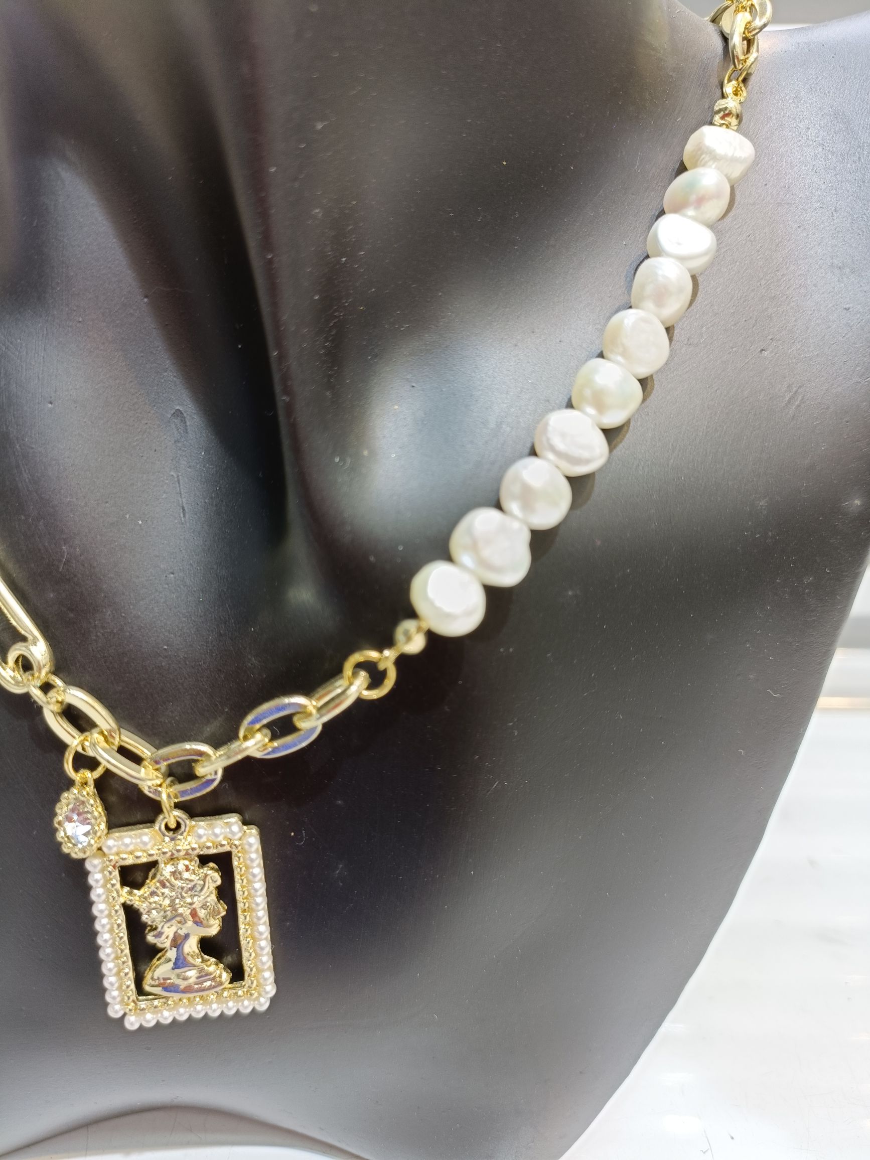 Shell and pearl necklace, goddess head necklace, accessories, trendy accessories detail image 2