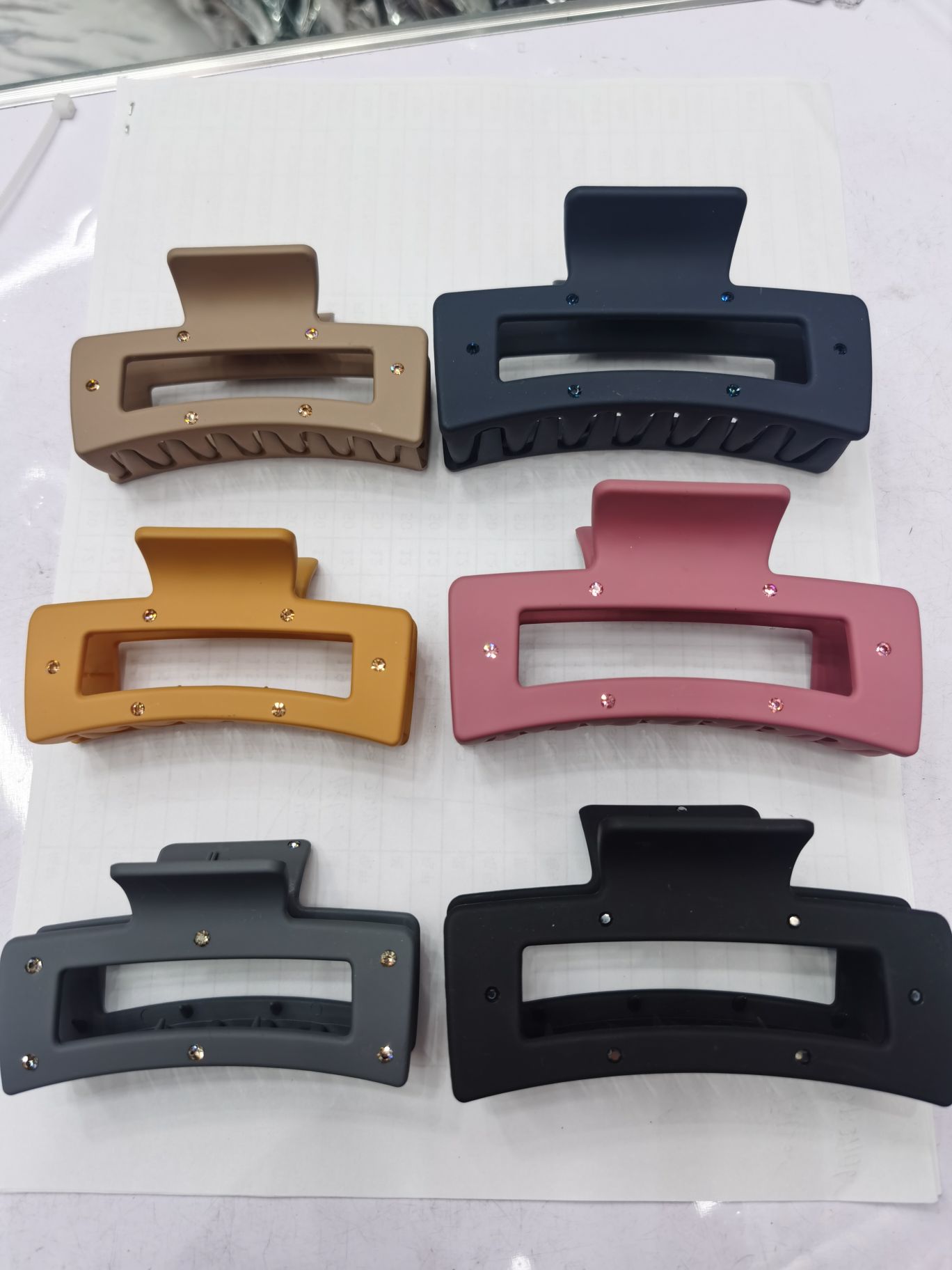 Korean style popular light luxury matte elastic lacquer inlaid with crystal diamonds, scratch-resistant square hollowed-out hair clipper and head accessory details Picture