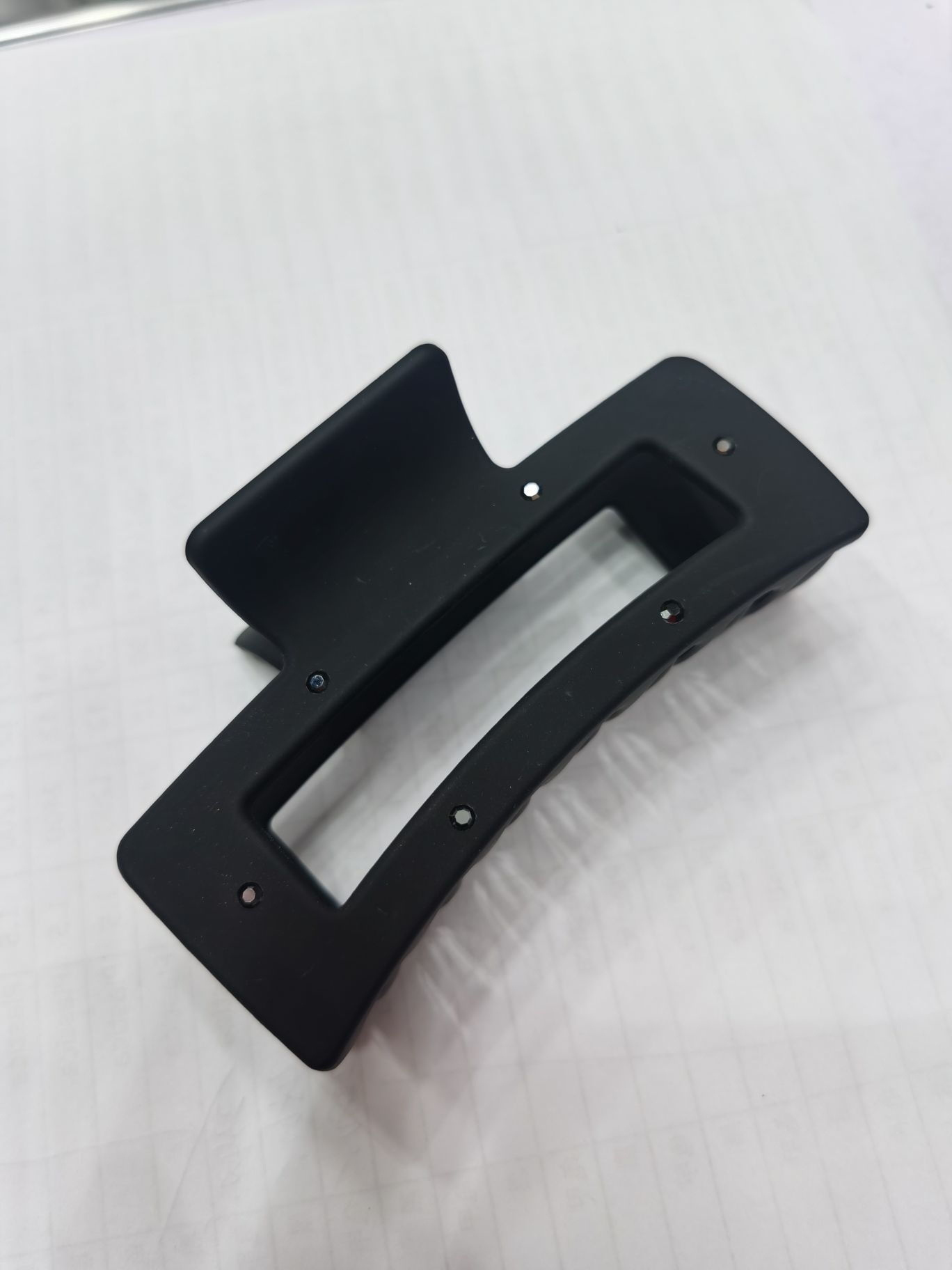 Korean style popular light luxury matte elastic lacquer inlaid with crystal diamonds, scratch-resistant square hollowed-out hair clipper and head accessory detail image 2