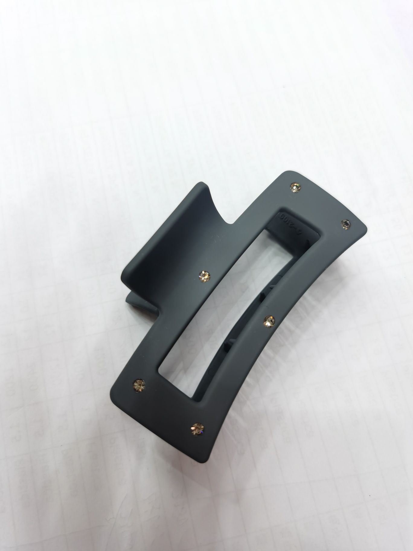 Korean style popular light luxury matte elastic lacquer inlaid with crystal diamonds, scratch-resistant square hollowed-out hair clipper and head accessory detail image 5