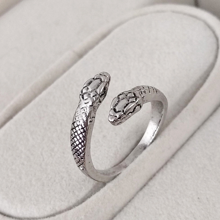 9 snake-shaped rings, priced at 3.8 each. Fashionable Korean-style trendy ring, suitable for both men and women Application Scenario