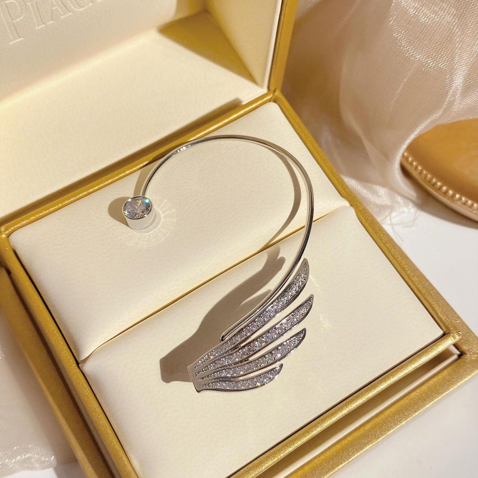 Angel Wings Light Luxury Platinum-plated Zircon ear pendants, the same style as Douyin bloggers, exude a sense of high-end sophistication and are a trendy ear-piercing accessory