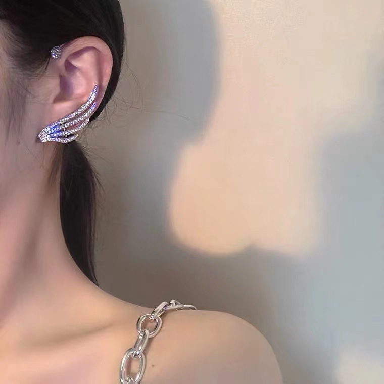 Angel Wings Light Luxury Platinum-plated Zircon ear pendants, the same style as Douyin bloggers, exude a sense of high-end sophistication and are a trendy ear-piercing accessory detail image 2