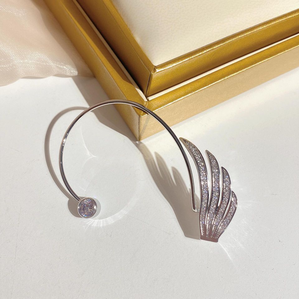 Angel Wings Light Luxury Platinum-plated Zircon ear pendants, the same style as Douyin bloggers, exude a sense of high-end sophistication and are a trendy ear-piercing accessory detail image 3