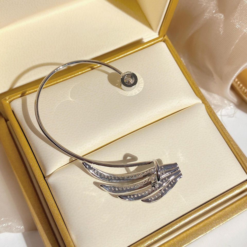 Angel Wings Light Luxury Platinum-plated Zircon ear pendants, the same style as Douyin bloggers, exude a sense of high-end sophistication and are a trendy ear-piercing accessory detail image 4