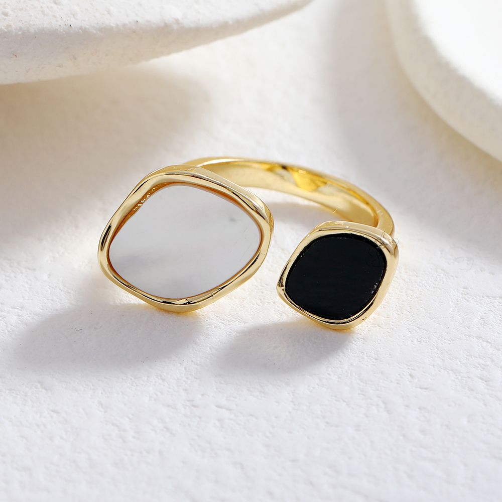 The feathered geometric oil-dripping open ring, a simple and elegant Korean design, exudes a ladylike charm and is a fashionable ring with a unique and creative charm. It is a female 003 accessory Application Scenario