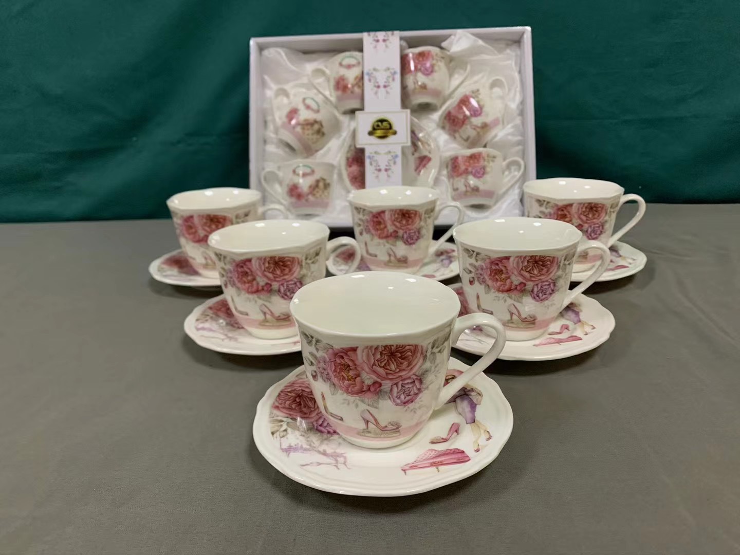 Four coffee cups and saucers with floral patterns, mixed with Yongsheng Ceramics YS