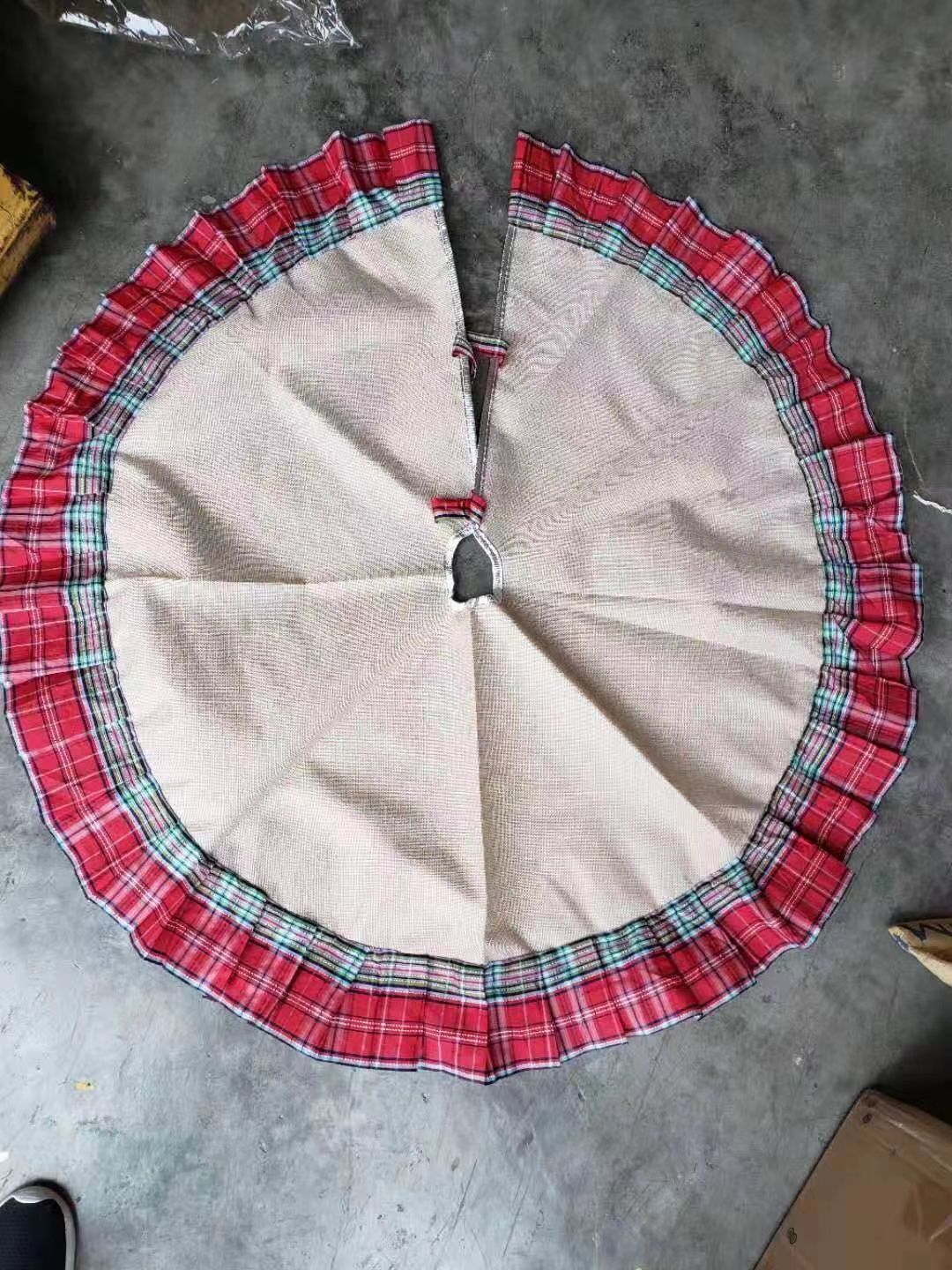 Plaid edge tree skirt