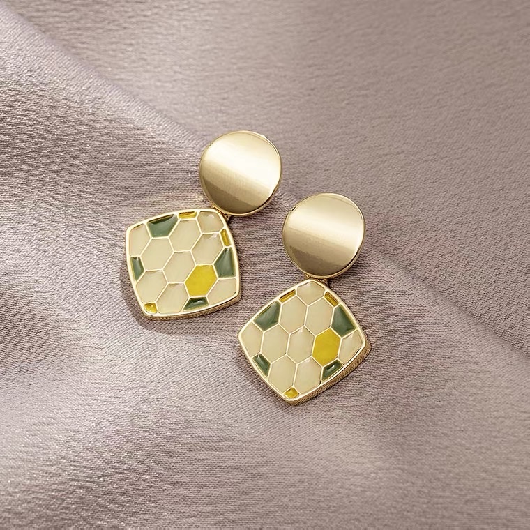 French retro earrings 2022 new trendy colorful glass stud earrings, women's summer design sense, niche high-end earrings explode