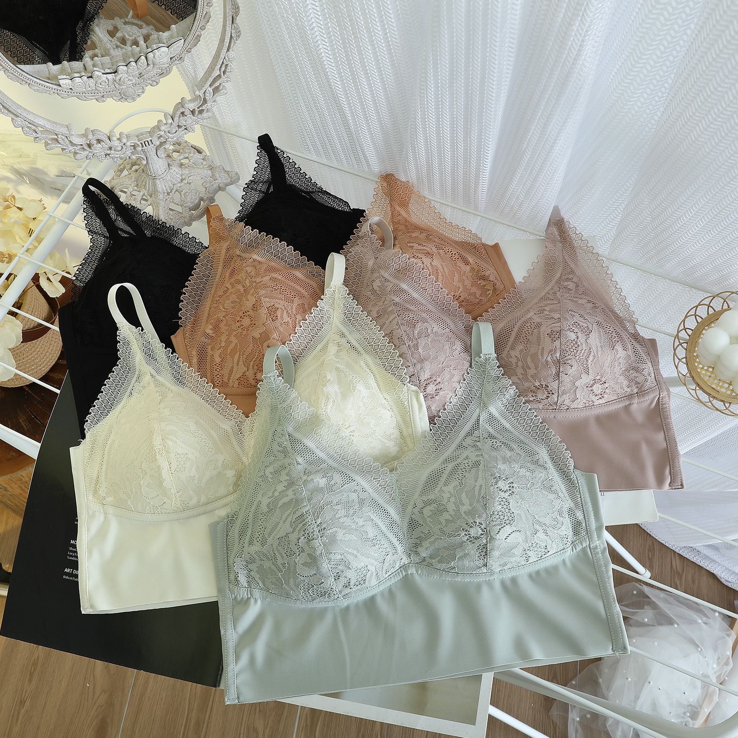A best-selling French lace strapless vest bra without steel rings, a one-piece backless bra that wraps around the chest, a trendy girl's bra