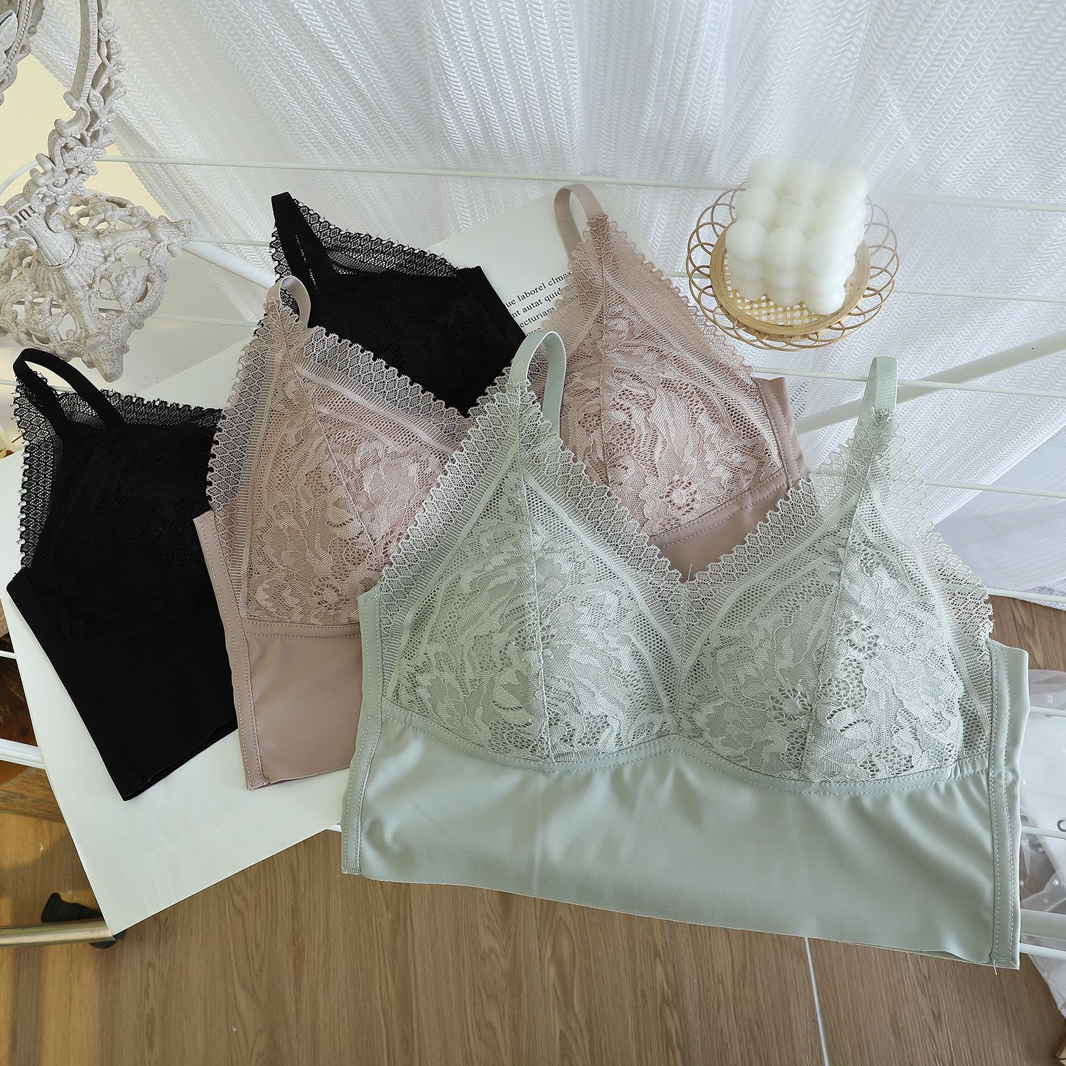 A best-selling French lace strapless vest bra without steel rings, a one-piece backless bra that wraps around the chest, a trendy girl's bra Specification image