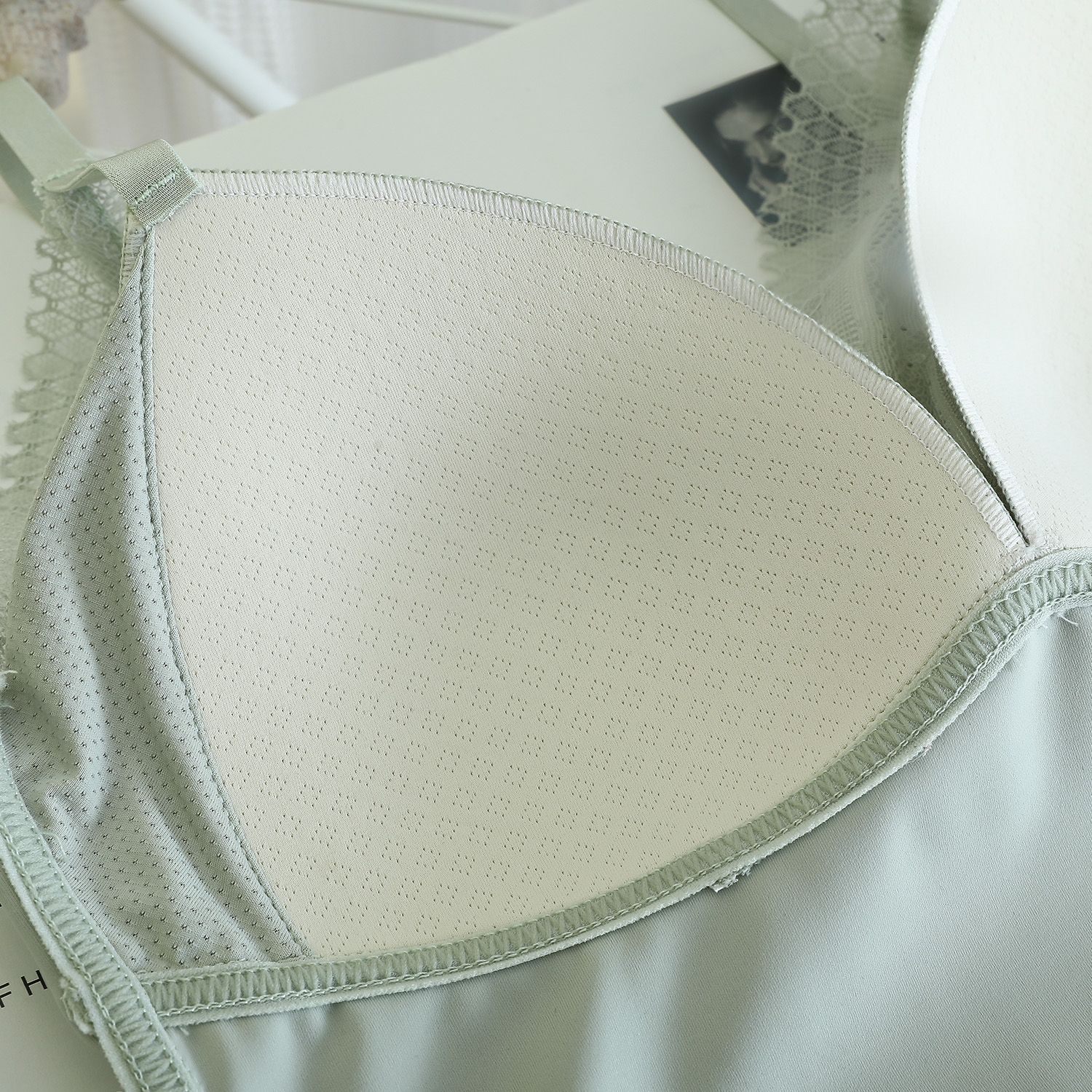Разорванные кружевные кружева в бюстгальтере без стальных колец, собраны вместе с обнаженной сеткой на груди красной девы бюстгальтер pic 19