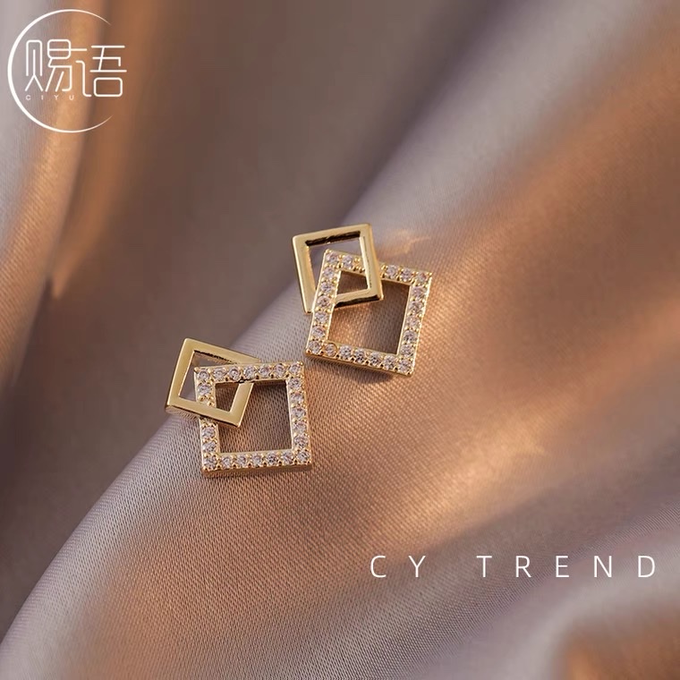 14K gold-plated high-end earrings, small diamond-shaped earrings of female Internet celebrities, light luxury style, 2021 new trendy ear studs