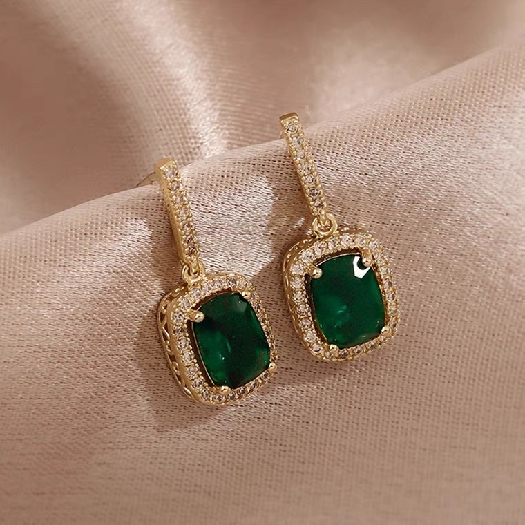 Emerald earrings in pure silver for women, a high-end look, a 2022 new style of Korean little ck's elegant, simple and retro earrings