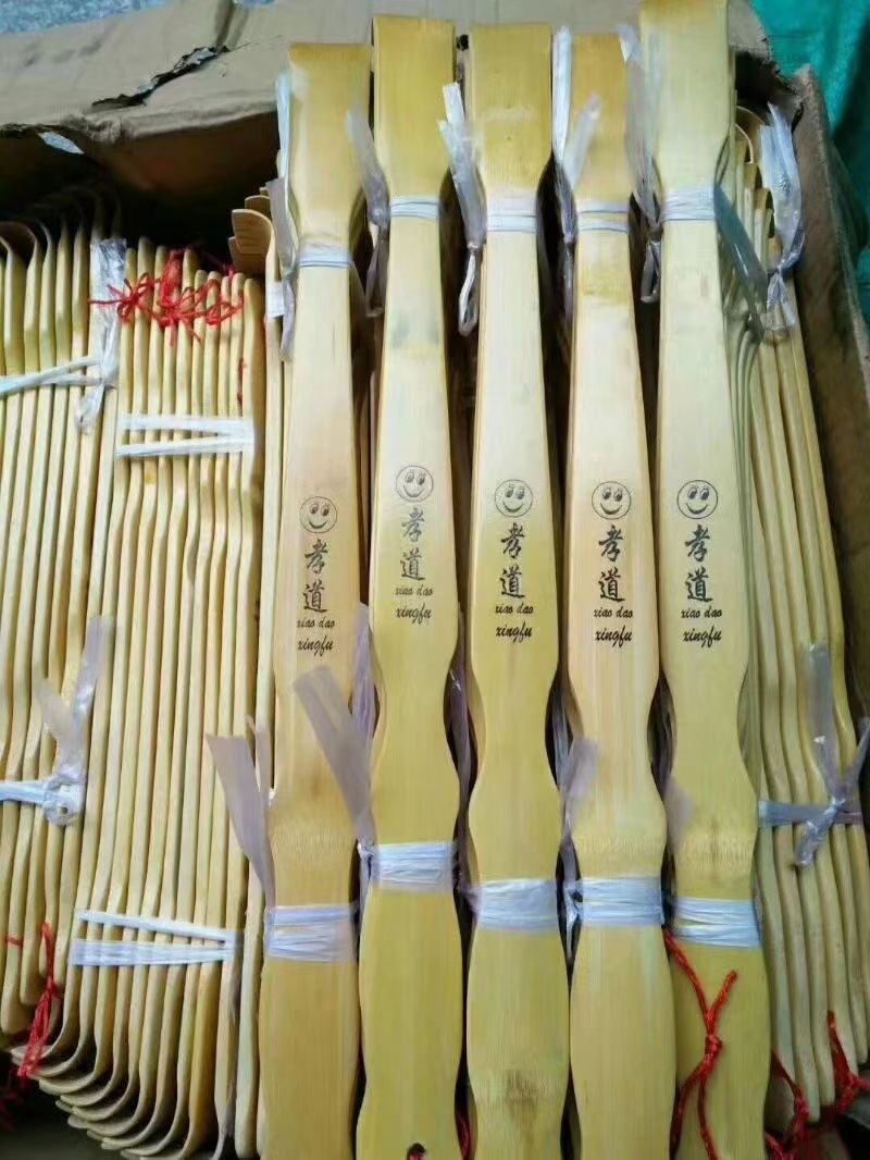 

82#竹制韩文孝道还有笑脸孝道不求人，产品尺寸46*3.5*0.6cm，一箱500个，10个一扎