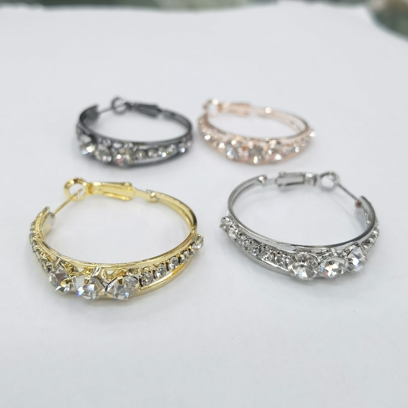 Hot-selling new earrings: rhinestone inset large ear ring earrings, European and American personalized earrings, imitation gold rose, gold gun, black and white k silver, trendy glow 18