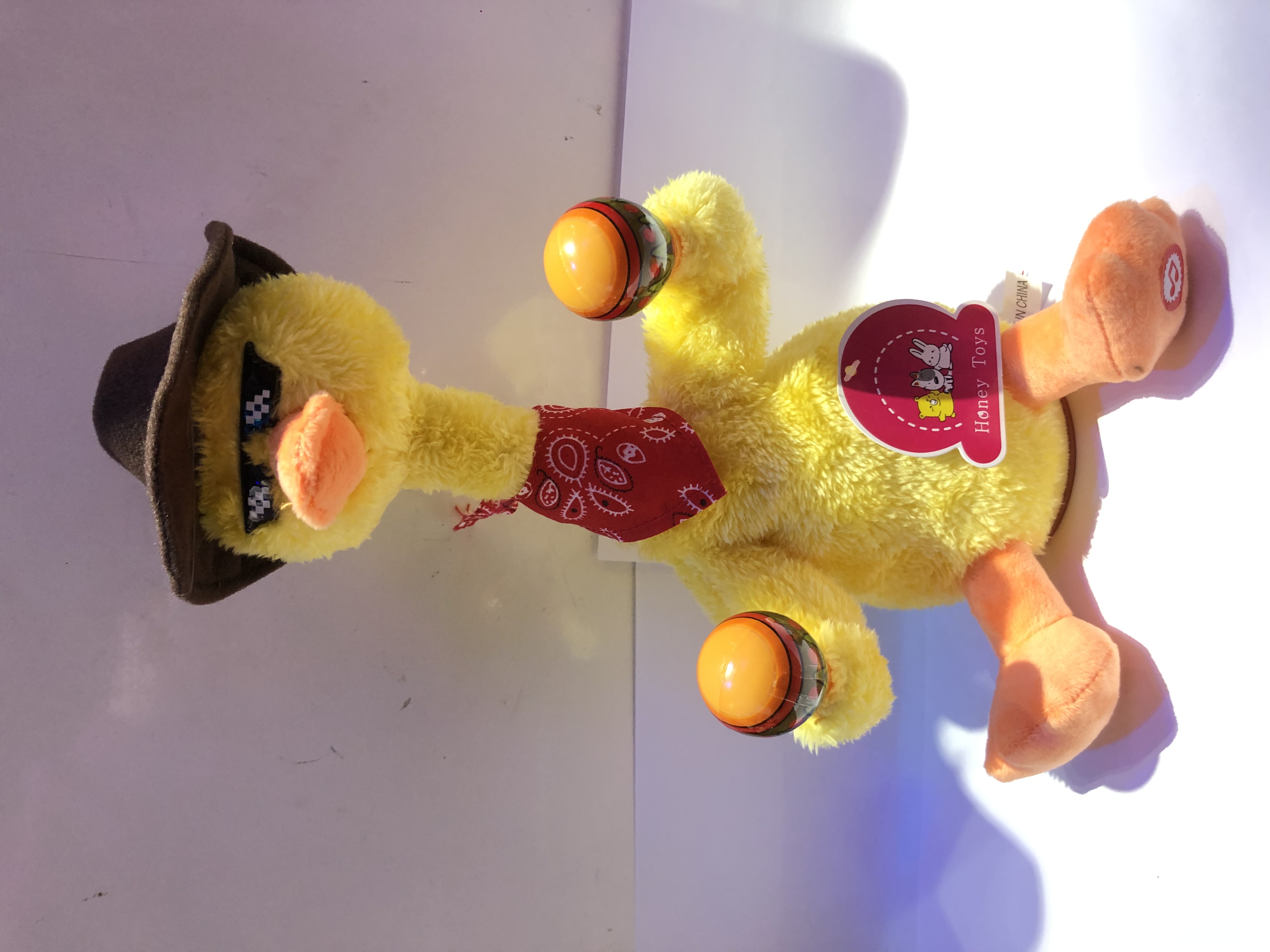 The new internet-famous bestseller, the electric sitting duck, can dance with music and lights from Shanghai HNR