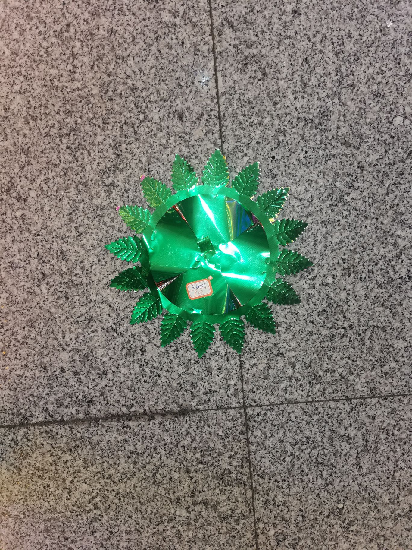 Christmas decoration: pointed leaf latte art