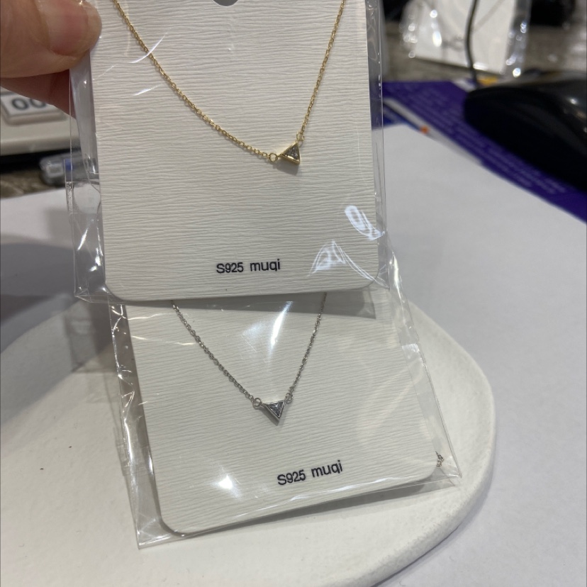 A small triangular zircon necklace Application Scenario