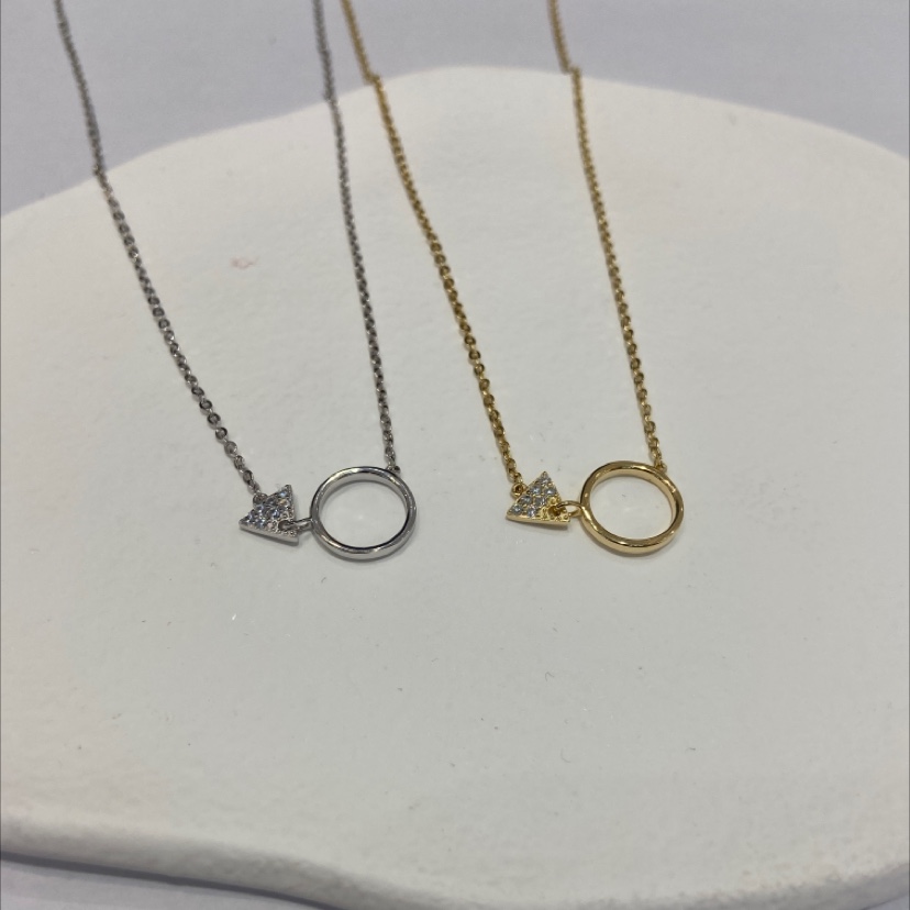 A fashionable and classic geometric shape small necklace