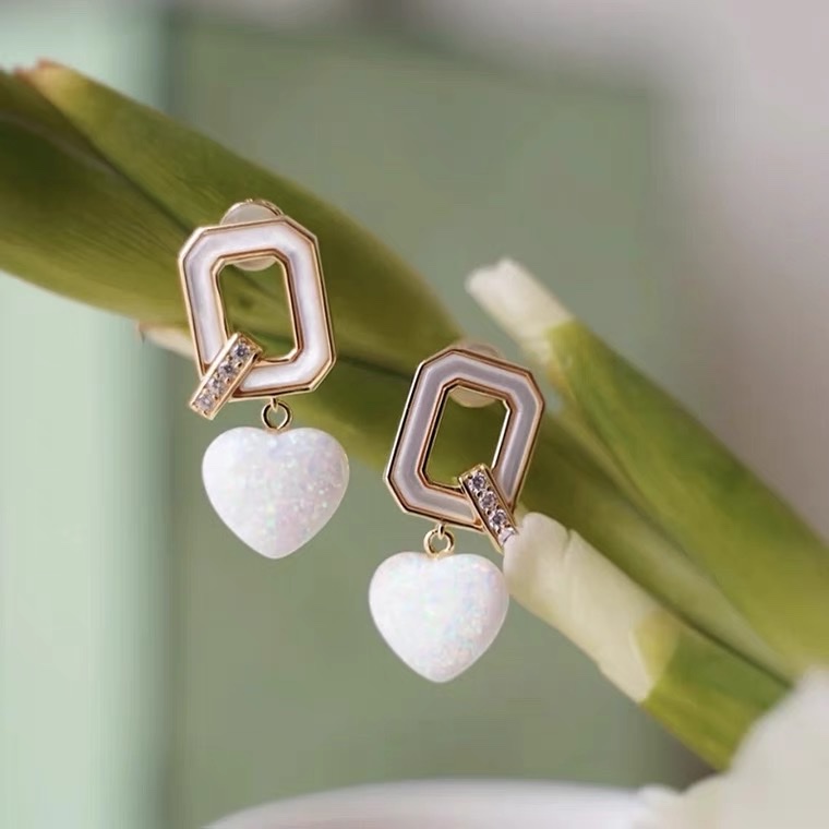 Early spring 2022 new Q-shaped earrings, the same as lola's cream-colored earrings and exquisite stud earrings, exude a high-end feminine charm