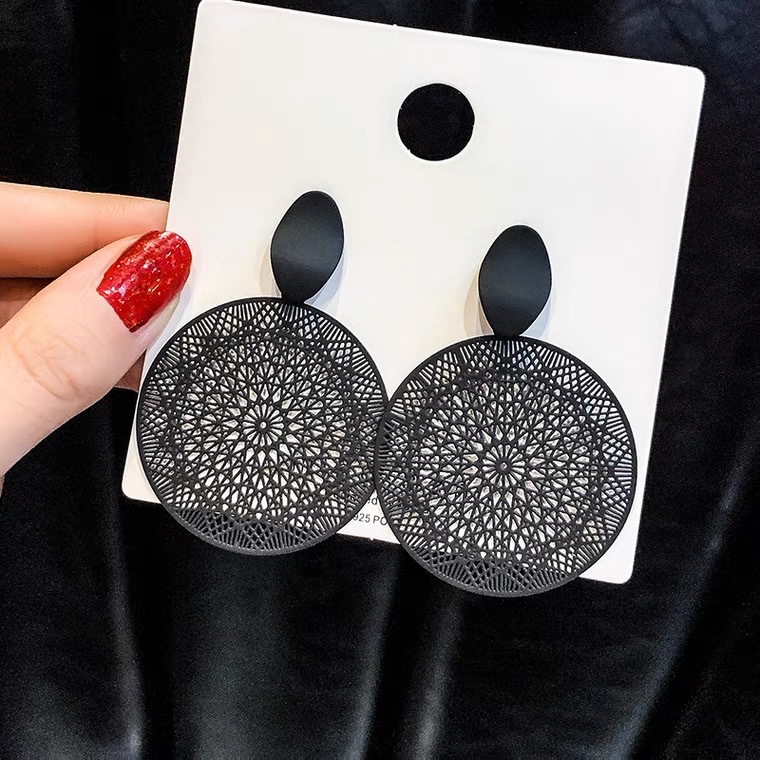 Black hollowed-out earrings with a high-end European and American style for women, 2022 new trendy circular stud design, unique 1176 elegant earrings