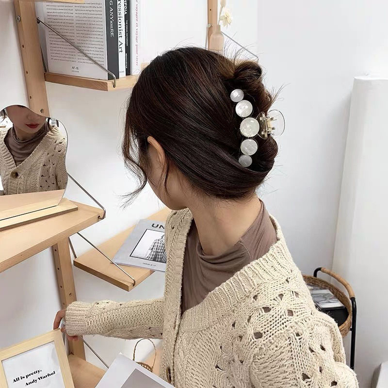 A popular online celebrity style hair clip, a large female hair clip with a large volume, a black and simple hair clip at the back of the head, and a headpiece details Picture