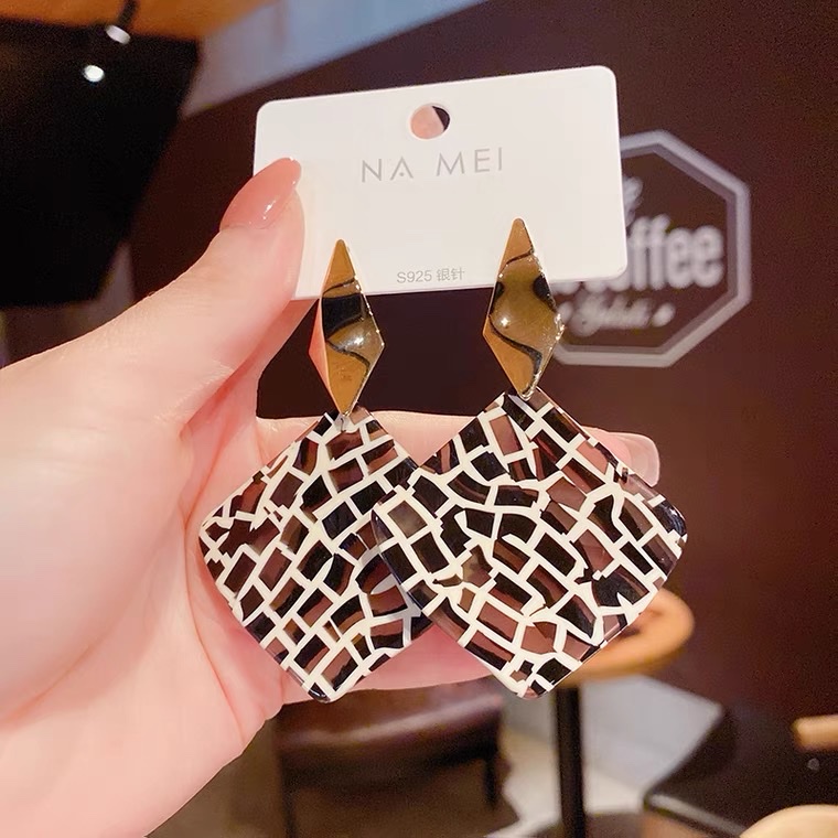 Korean high-end style earrings for women, 2022 new trendy, fashionable and elegant, slimming face. 1181 texture square earrings
