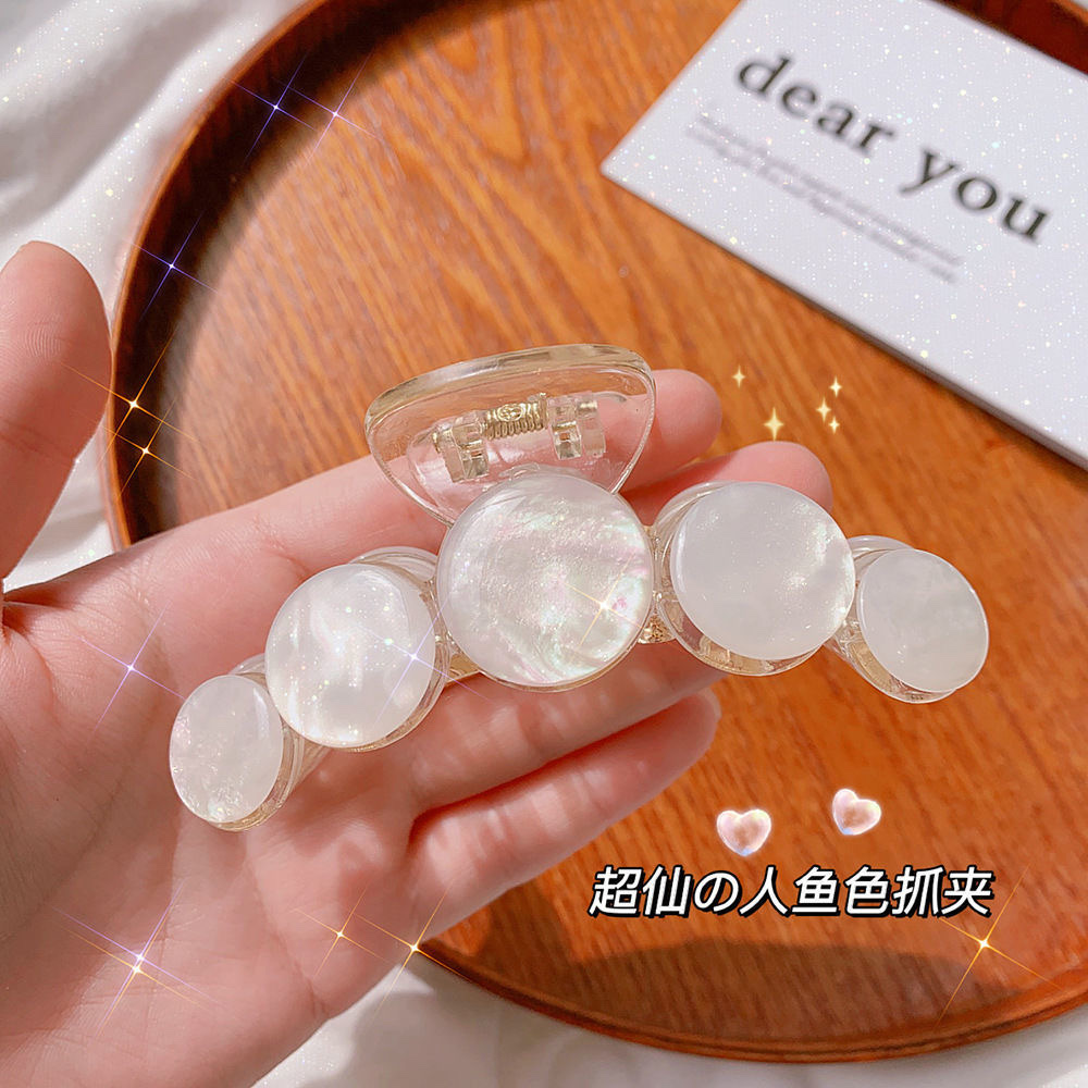 A popular online celebrity style hair clip, a large female hair clip with a large volume, a black and simple hair clip at the back of the head, and a headpiece Application Scenario