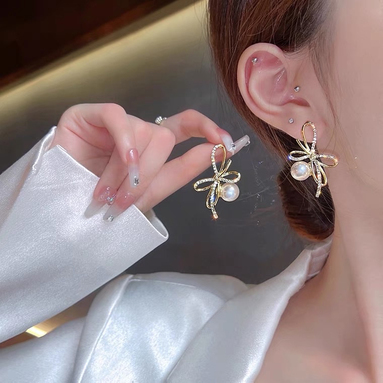 Bow, sparkling diamond and pearl earrings, a light luxury and high-end look. 2022 new trendy and unique design. 1168 stud earrings, elegant and stylish