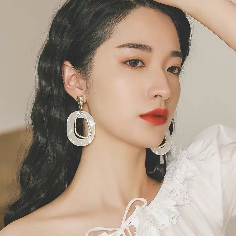Korean, European and American exaggerated large earrings for women 2022 new style elegant long pendant, personalized and versatile 1179 geometric ring stud earrings