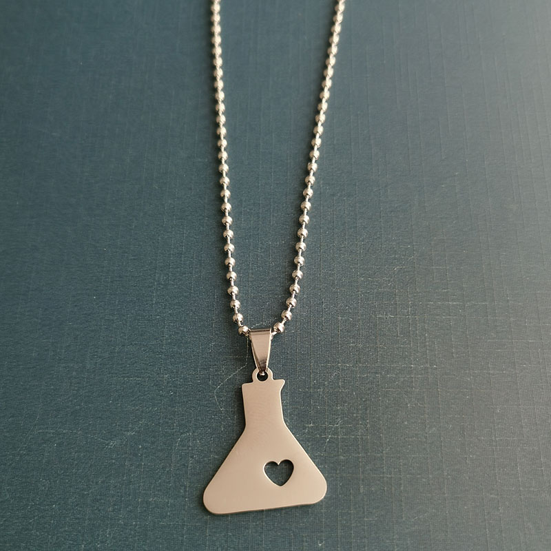 Tourist souvenirs, gifts, European and American popular accessories, retro chemical instruments, measuring cups, necklaces, pendants, pendants Item Picture