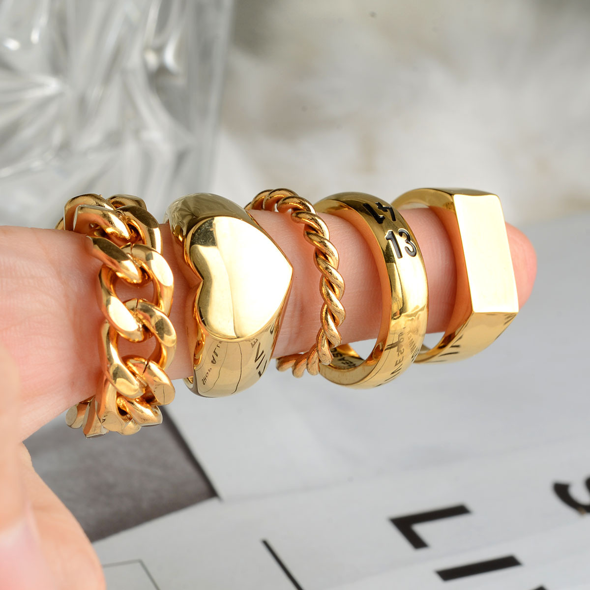 Fashionable and simple ladies' ring, heart-shaped chain ladies' ring, stainless steel ladies' ring details Picture