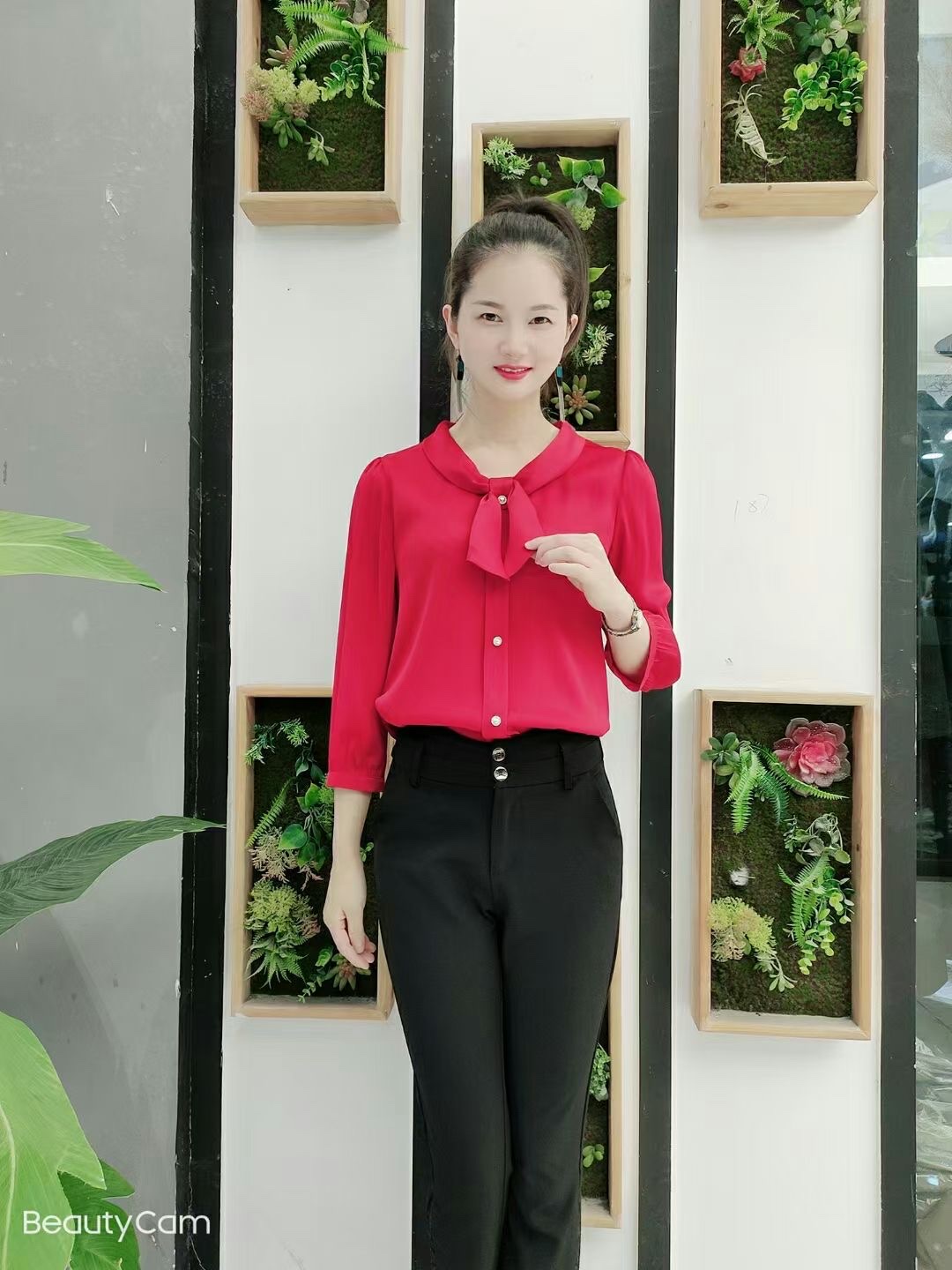 New and fashionable spring and summer tops details Picture