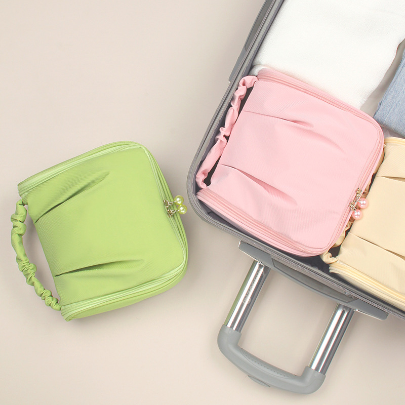 New hanging toiletry bag, fashionable travel hook dry and wet separation bag, skincare storage bag and makeup bag Application Scenario