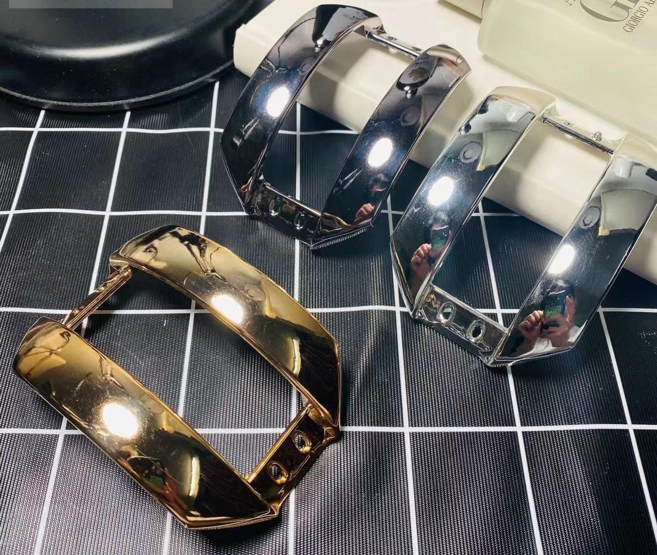 The decorative buckle is made of plastic with a smooth surface and UV color retention electroplated. The upper is decorated with gold and silver guns in three colors and can be customized with color engraving patterns