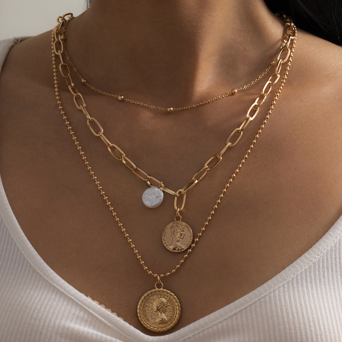 Welcome to our powerful store on Taobao to purchase the Queen's Head Bead Chain Three-piece necklace set. This is a unique Baroque pearl collarbone chain accessory with a hip-hop style from Europe and America