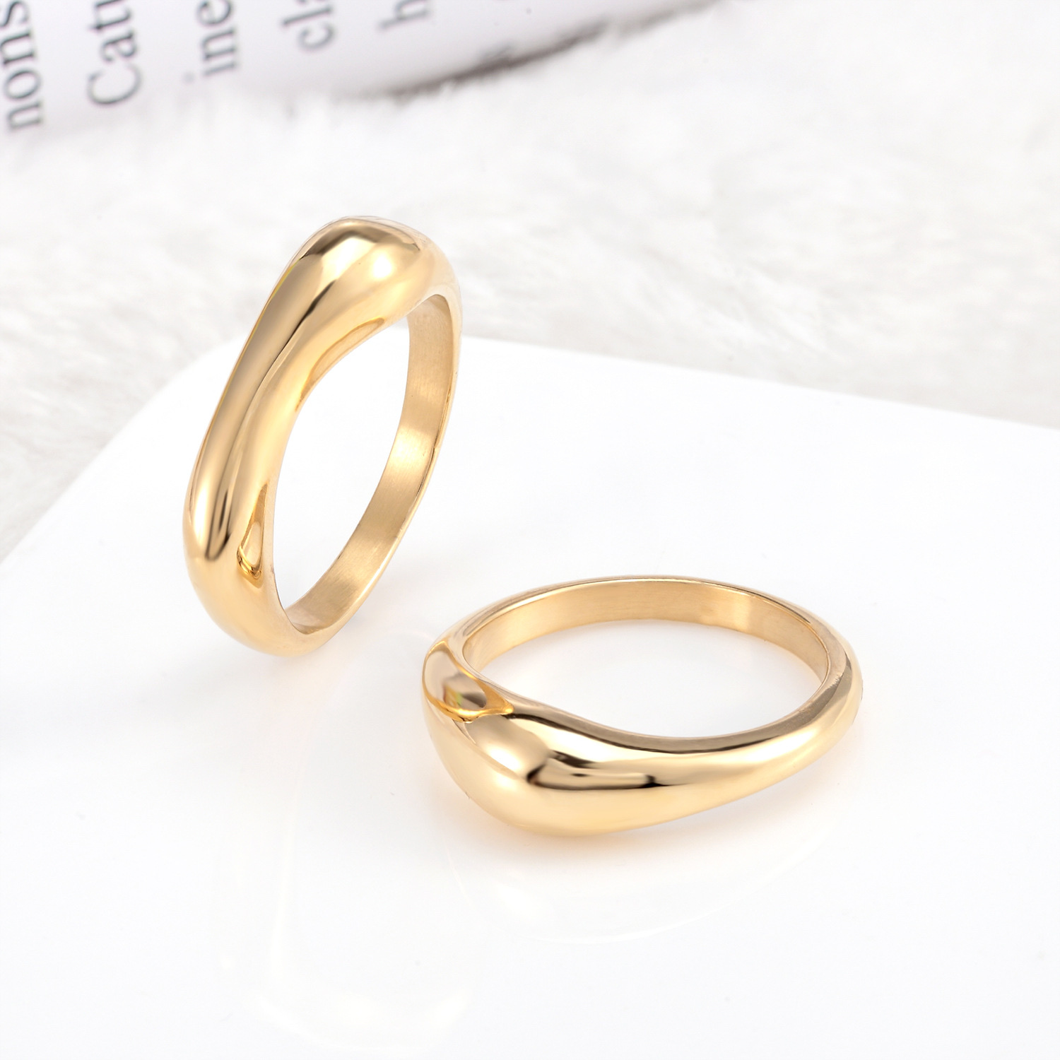 Titanium steel electroplated 14K gold ring, Japanese and Korean style, wavy twisted index finger plain ring, simple, elegant and fashionable accessory, ladies' fashion ring details Picture