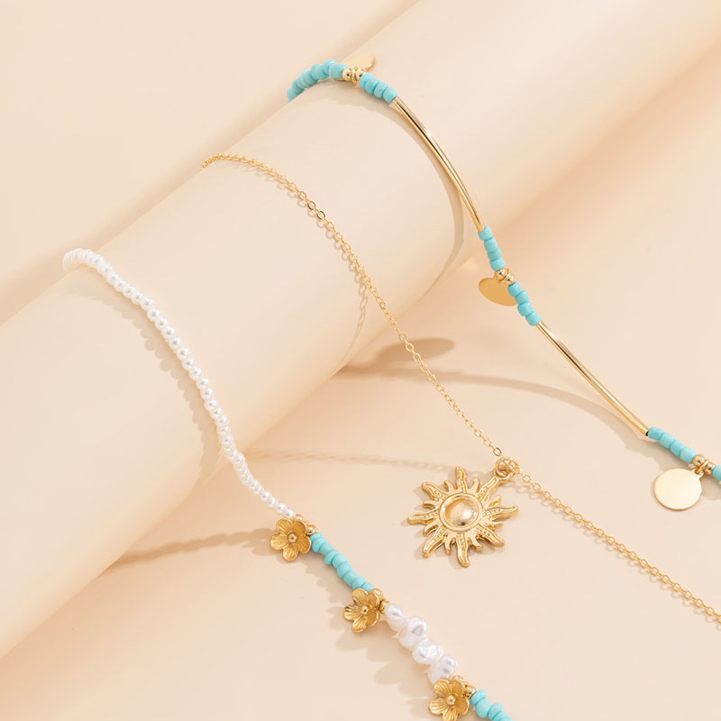 Three detachable round flower-shaped rice bead necklaces Application Scenario