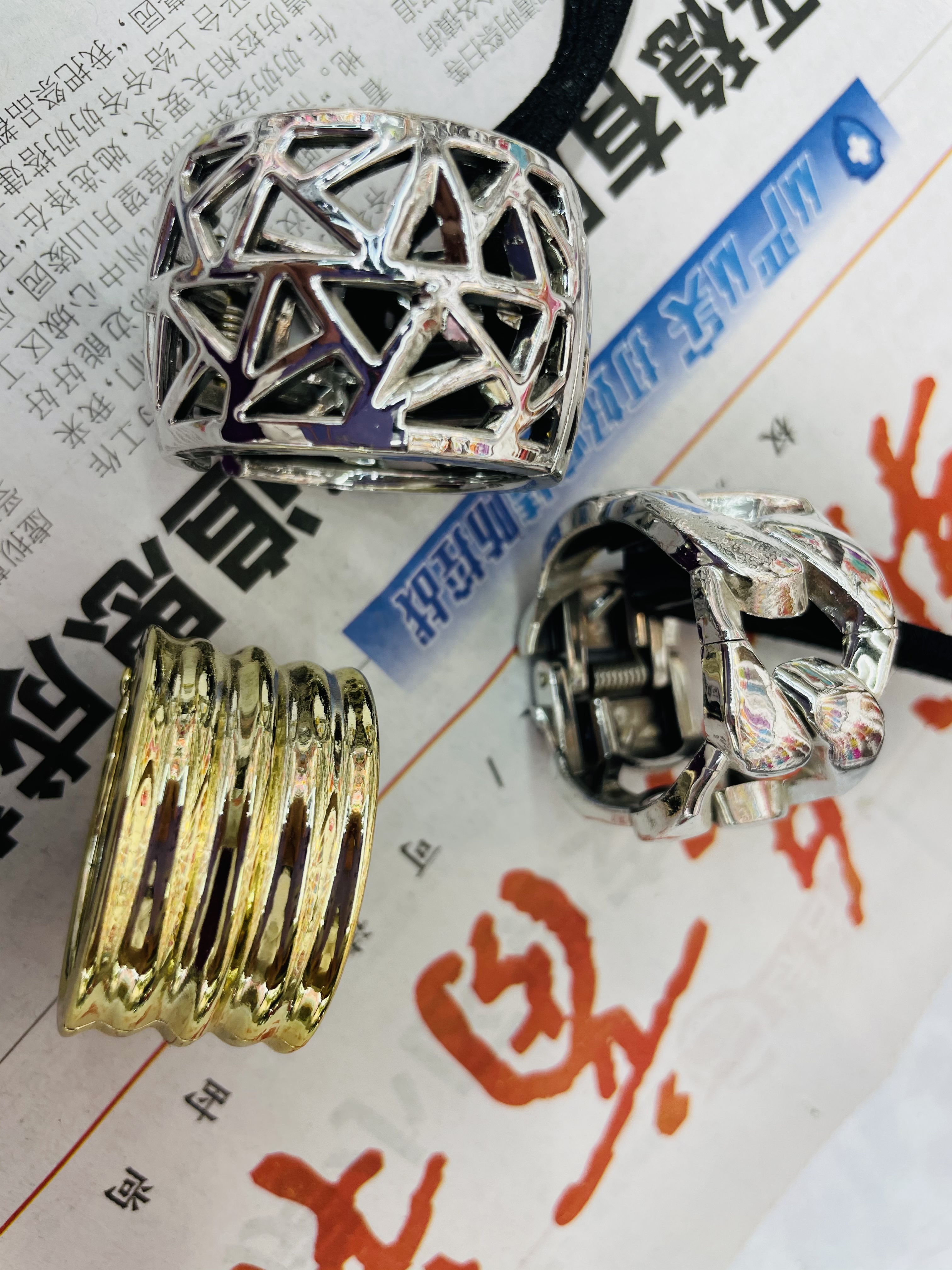 A variety of ponytail buttons