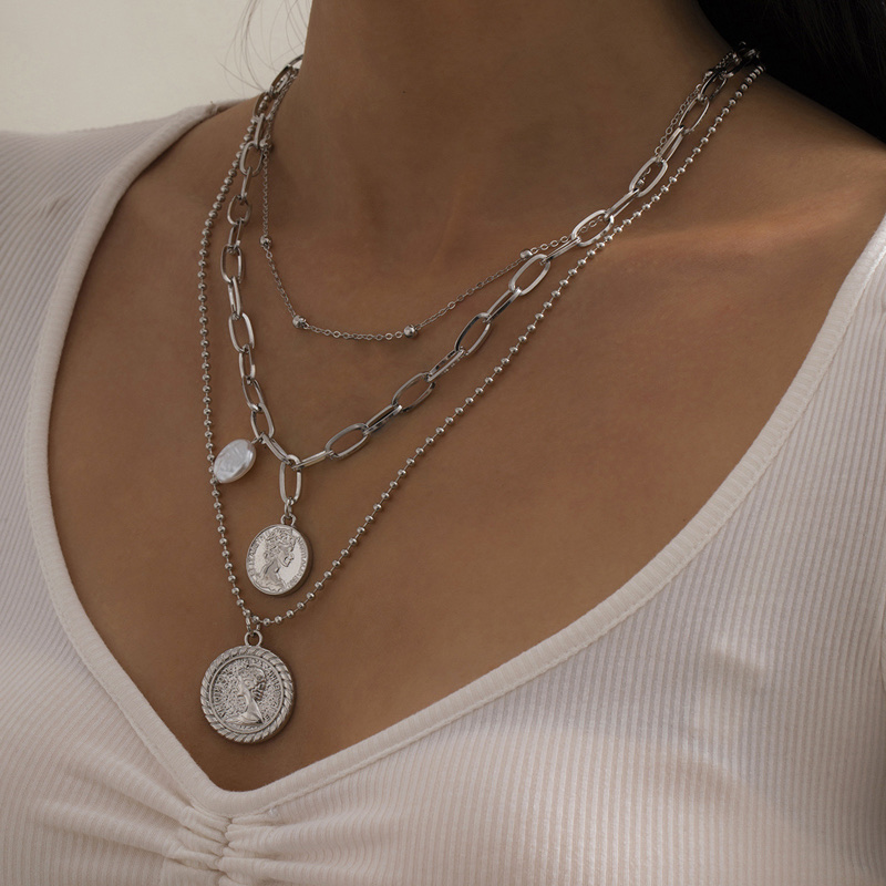 Welcome to our powerful store on Taobao to purchase the Queen's Head Bead Chain Three-piece necklace set. This is a unique Baroque pearl collarbone chain accessory with a hip-hop style from Europe and America details Picture