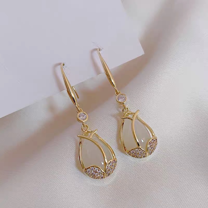 Tulip cat's eye stone high-end, mass-market, fashionable and elegant earrings and earrings for socialites