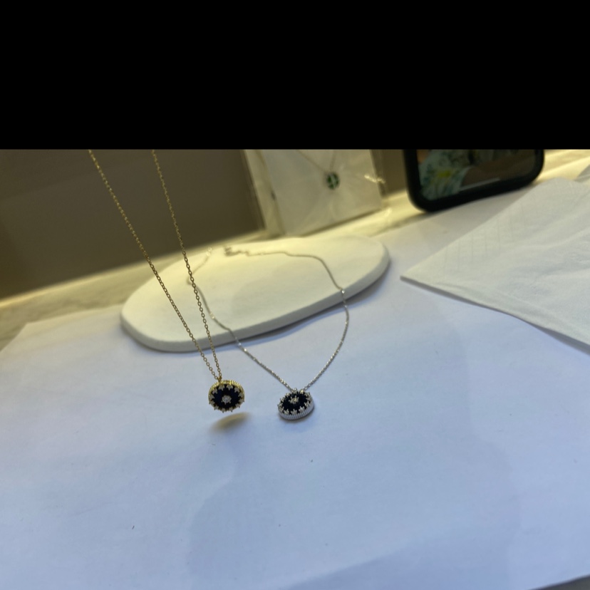 A small necklace made of black zircon slabs Application Scenario