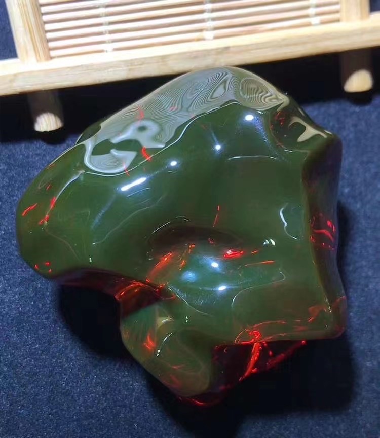 天然血珀白底实物图