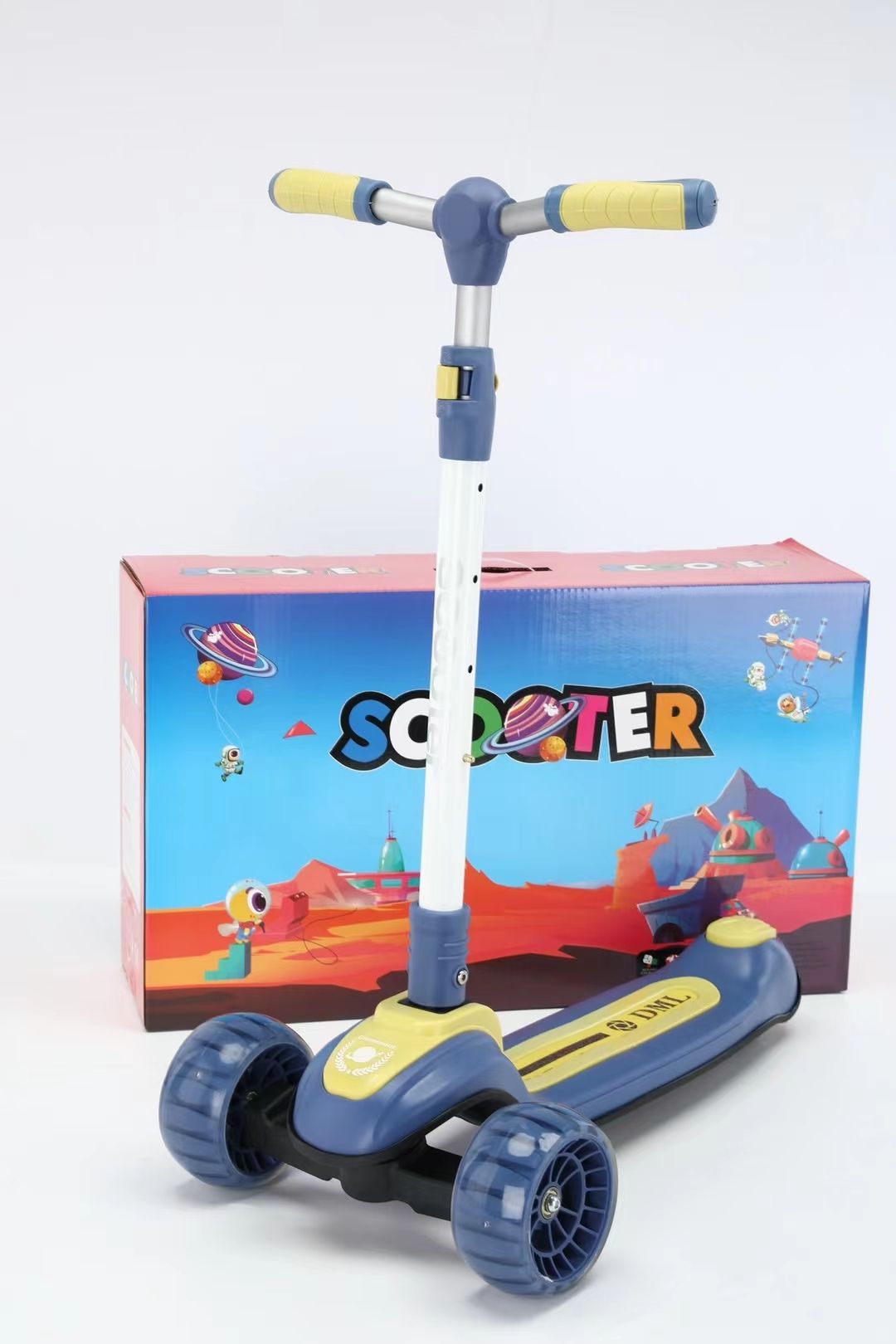 The new scooter is equipped with lights detail image 5